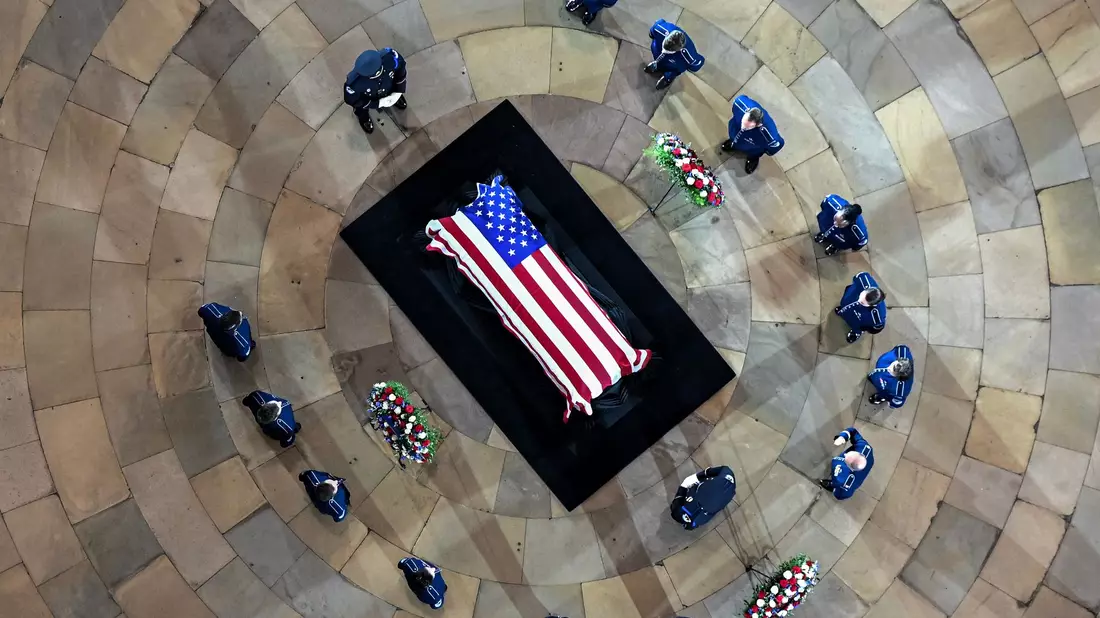 Zu der Trauerfeier von Graham kamen viele wichtige Gäste. - Bild: Kenny Holston/Pool The New York Times/AP/dpa