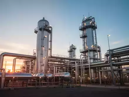 Moderne Helium-Förderanlage bei Sonnenuntergang als Symbol für Energieinvestitionen. - Foto: über boerse-global.de