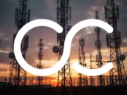 Moderne Mobilfunkmasten vor einem dramatischen Abendhimmel, die die industrielle Infrastruktur symbolisieren. - Foto: über boerse-global.de