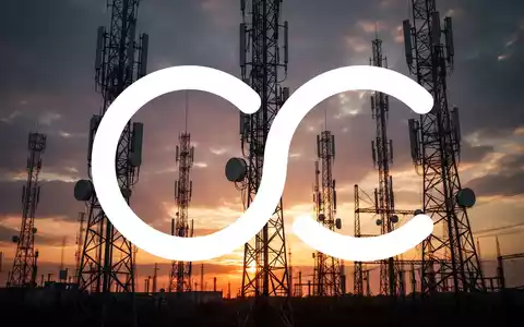 Moderne Mobilfunkmasten vor einem dramatischen Abendhimmel, die die industrielle Infrastruktur symbolisieren. - Foto: über boerse-global.de