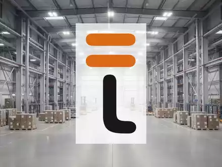 Modernes Logistikzentrum mit weitläufigen Lagerhallen und professioneller Beleuchtung als Symbol für Investitionen. - Foto: über boerse-global.de