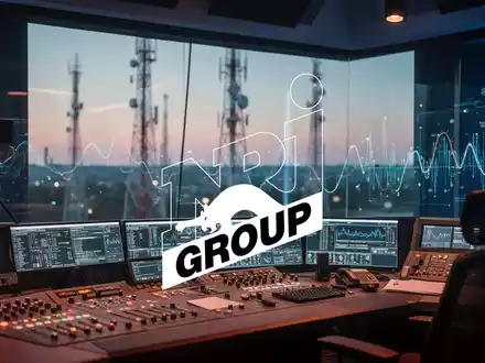 Abstraktes Bild einer modernen Rundfunk-Sendetechnik mit Fokus auf Medieninfrastruktur und digitale Signale. - Foto: über boerse-global.de