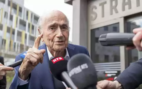 Der frühere FIFA-Chef Joseph Blatter kritisiert die Verbindung zwischen seinem Nachfolger Gianni Infantino und US-Präsident Donald Trump. (Archivbild) - Foto: Urs Flueeler/KEYSTONE/dpa