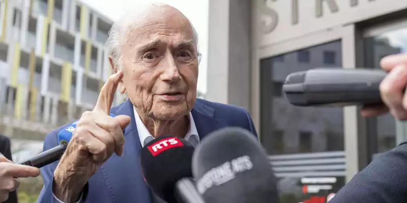 Der frühere FIFA-Chef Joseph Blatter kritisiert die Verbindung zwischen seinem Nachfolger Gianni Infantino und US-Präsident Donald Trump. (Archivbild) - Foto: Urs Flueeler/KEYSTONE/dpa