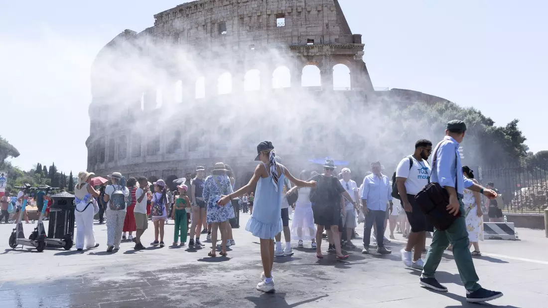 Am Kolosseum gibt es durch Sprühnebel Abkühlung. (Archivbild) - Bild: Matteo Nardone/IPA via ZUMA Press/dpa
