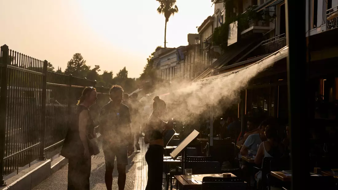 Jede Erfrischung ist willkommen, wenn die Temperaturen in Athen auf über 40 Grad steigen. (Archivbild) - Bild: Petros Giannakouris/AP/dpa