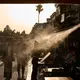 Jede Erfrischung ist willkommen, wenn die Temperaturen in Athen auf über 40 Grad steigen. (Archivbild) - Bild: Petros Giannakouris/AP/dpa
