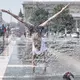 Notfalls hilft ein Wasserwerfer der Polizei: Hitze in Budapest. (Archivbild) - Bild: Martin Kovacs/MTI/AP/dpa