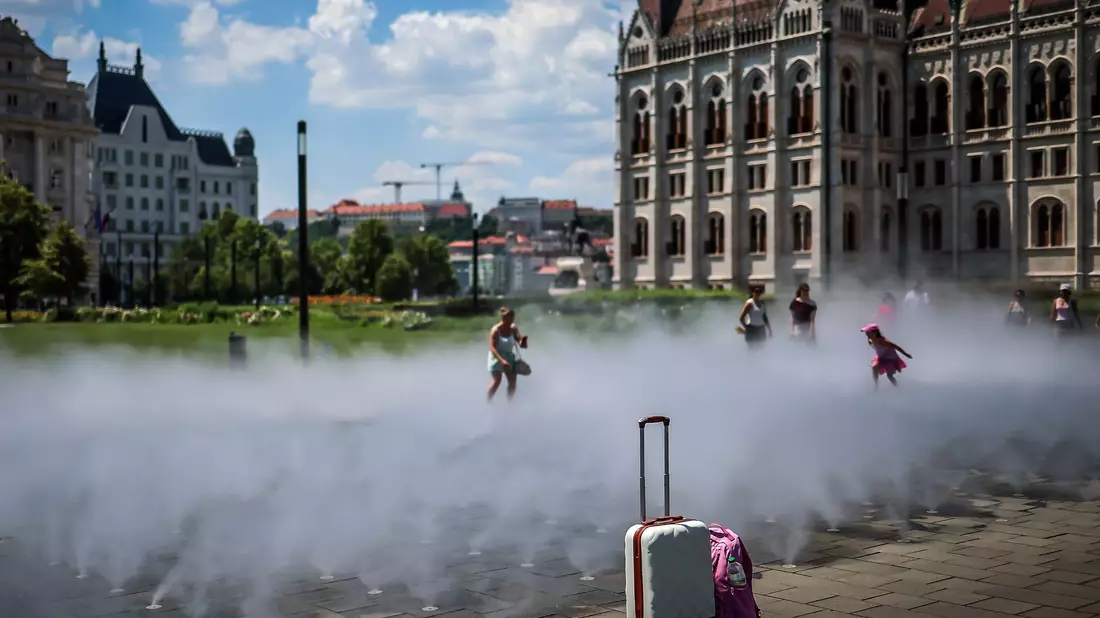 Kühlung mit Sprühnebel mitten in Budapest. (Archivbild) - Bild: David Balogh/XinHua/dpa