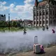 Kühlung mit Sprühnebel mitten in Budapest. (Archivbild) - Bild: David Balogh/XinHua/dpa