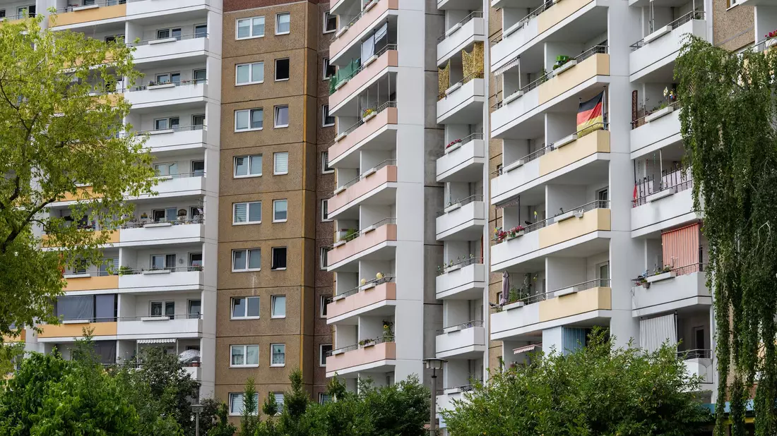 Viele Plattenbauten in der DDR wurden nach demselben Typ gebaut.  - Bild: Soeren Stache/dpa
