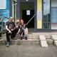 Das Paar teilt sich eine Einzimmerwohnung im elften Stock des Hochhauses.  - Bild: Soeren Stache/dpa