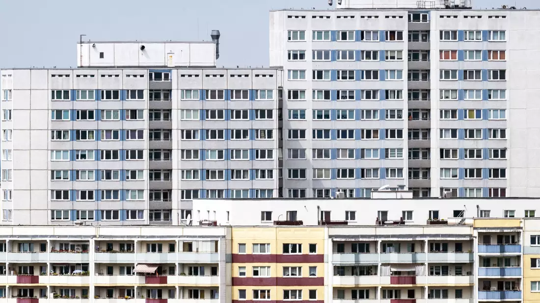 In Marzahn-Hellersdorf wohnen zwei Drittel der Anwohner in einer Plattenbauwohnung. - Bild: Soeren Stache/dpa