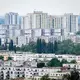 Zwischen den Hochhäusern gibt es große Grünflächen. - Bild: Soeren Stache/dpa