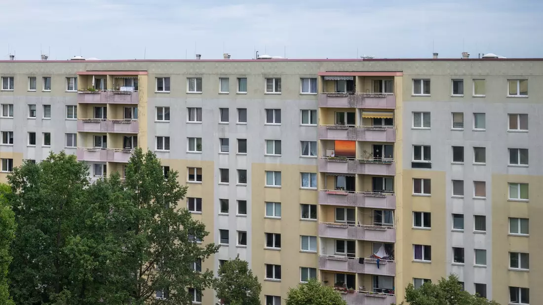 In der Marchwitzastraße steht der erste Plattenbau des Bezirks. - Bild: Soeren Stache/dpa