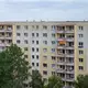 In der Marchwitzastraße steht der erste Plattenbau des Bezirks. - Bild: Soeren Stache/dpa