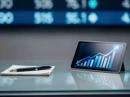 Abstrakte Finanzgrafiken auf einem modernen Schreibtisch im Büro, symbolisch für ETF-Kostenvergleiche. - Foto: über boerse-global.de