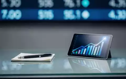 Abstrakte Finanzgrafiken auf einem modernen Schreibtisch im Büro, symbolisch für ETF-Kostenvergleiche. - Foto: über boerse-global.de