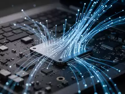 Glühende digitale Datenströme über einem Computer-Motherboard, die Hardware-Tracking und Datenschutzsicherheit darstellen. - Foto: über boerse-global.de