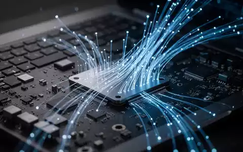 Glühende digitale Datenströme über einem Computer-Motherboard, die Hardware-Tracking und Datenschutzsicherheit darstellen. - Foto: über boerse-global.de