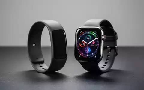 Ein minimalistischer Fitness-Tracker und eine moderne Smartwatch nebeneinander auf einer dunklen Oberfläche. - Foto: über boerse-global.de