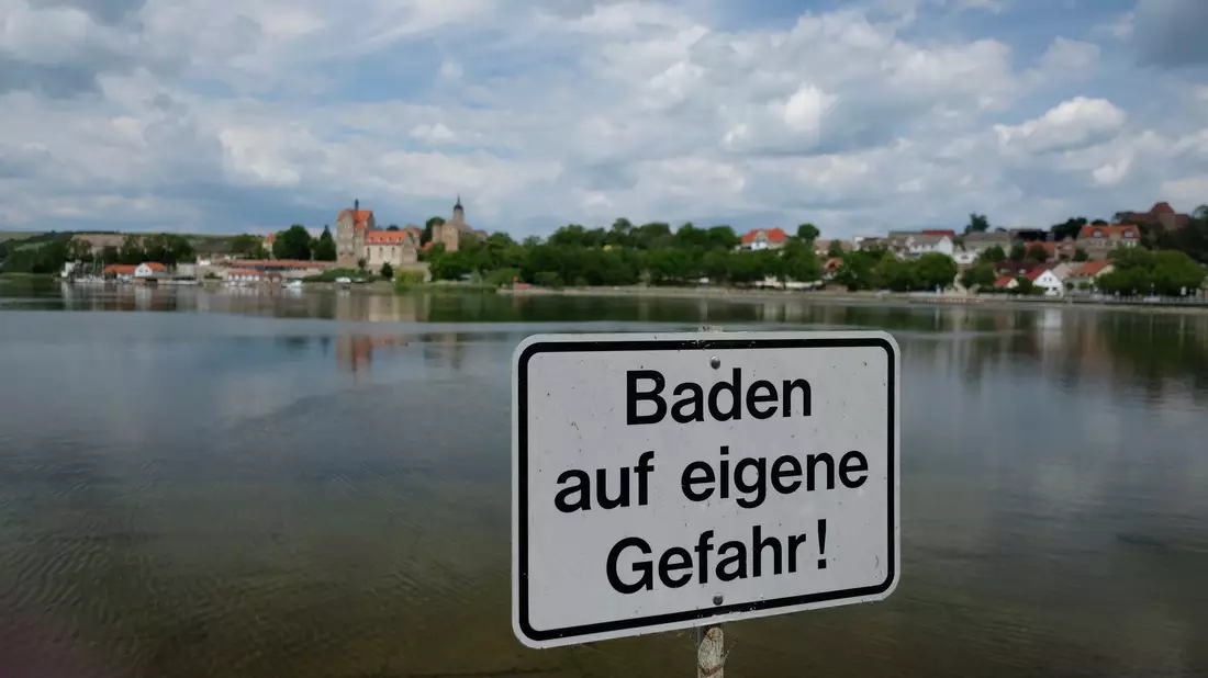 Vibrionen sind natürlicherweise in Süß-, Brack- und Salzwasser vorkommende Bakterien. Mit sommerlicher Hitze steigt das Risiko für Vibrionen-Infektionen. (Symbolbild) - Bild: Sebastian Willnow/dpa-Zentralbild/dpa