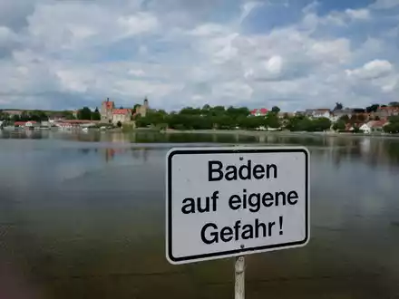 Vibrionen sind natürlicherweise in Süß-, Brack- und Salzwasser vorkommende Bakterien. Mit sommerlicher Hitze steigt das Risiko für Vibrionen-Infektionen. (Symbolbild) - Foto: Sebastian Willnow/dpa-Zentralbild/dpa