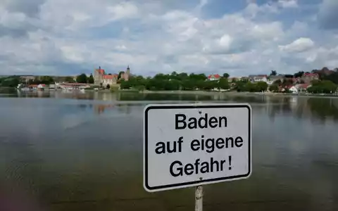 Vibrionen sind natürlicherweise in Süß-, Brack- und Salzwasser vorkommende Bakterien. Mit sommerlicher Hitze steigt das Risiko für Vibrionen-Infektionen. (Symbolbild) - Foto: Sebastian Willnow/dpa-Zentralbild/dpa