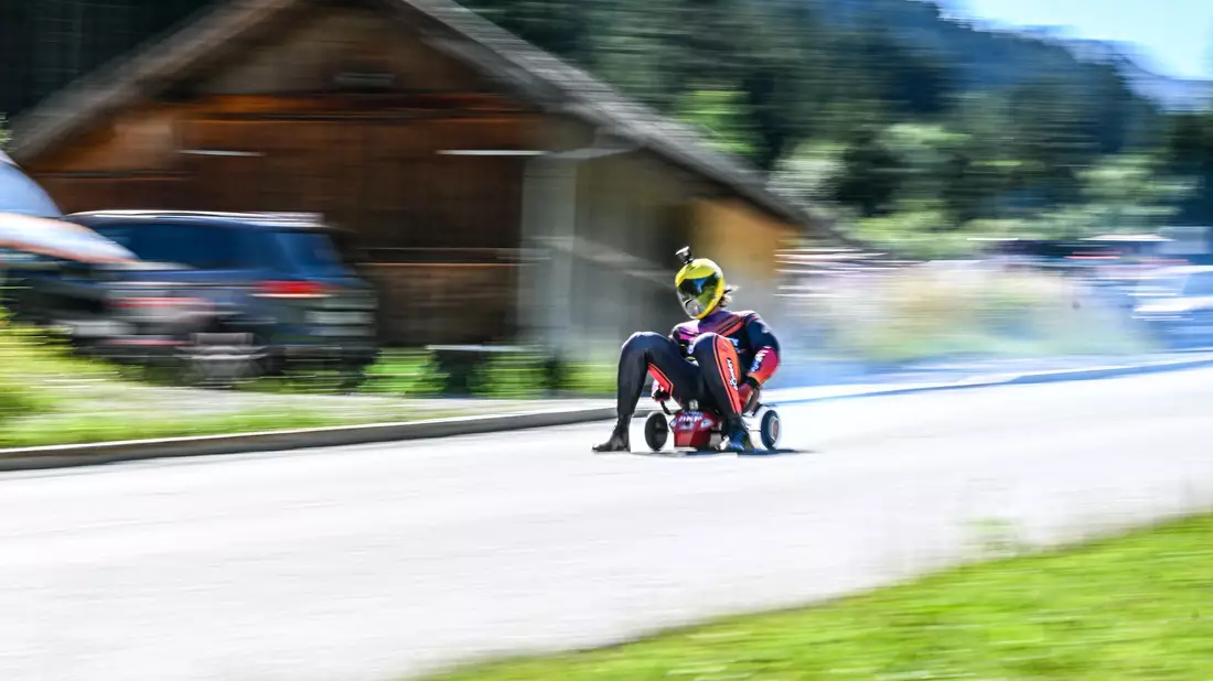 Und vorbei war er: Marcel Paul aus Hessen hat mit einem umgebauten Bobby-Car einen Geschwindigkeitsrekord aufgestellt.  - Bild: Jason Tschepljakow/dpa