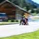 Und vorbei war er: Marcel Paul aus Hessen hat mit einem umgebauten Bobby-Car einen Geschwindigkeitsrekord aufgestellt.  - Bild: Jason Tschepljakow/dpa