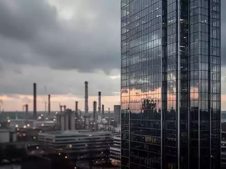 Moderne Industrielandschaft bei Dämmerung als Symbol für die wirtschaftliche Stagnation in Deutschland. - Foto: über boerse-global.de