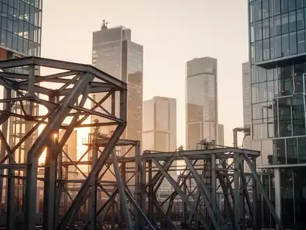 Moderne Industrielandschaft in Deutschland bei Sonnenuntergang als Symbol für den Wirtschaftsstandort. - Foto: über boerse-global.de