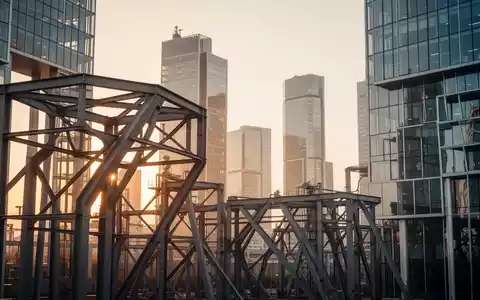 Moderne Industrielandschaft in Deutschland bei Sonnenuntergang als Symbol für den Wirtschaftsstandort. - Foto: über boerse-global.de