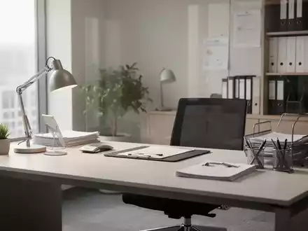 Ein aufgeräumter, moderner Schreibtisch in einem hellen Büro, der effiziente Verwaltung und Struktur symbolisiert. - Foto: über boerse-global.de