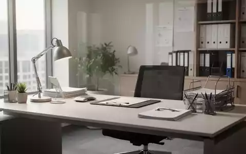 Ein aufgeräumter, moderner Schreibtisch in einem hellen Büro, der effiziente Verwaltung und Struktur symbolisiert. - Foto: über boerse-global.de