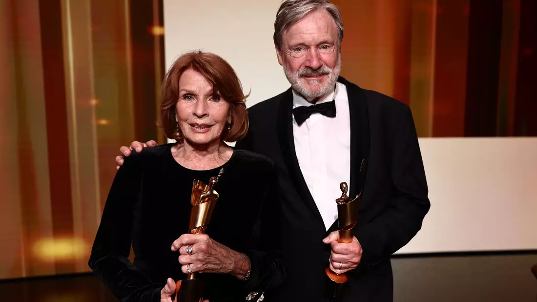 Senta Berger und Michael Wittenborn bekamen für die beste weibliche Hauptrolle beziehungsweise die beste männliche Nebenrolle im Film «Ach, diese Lücke, diese entsetzliche Lücke» jeweils eine Lola, den Deutschen Filmpreis. (Archivbild) - Bild: Christoph Soeder/dpa
