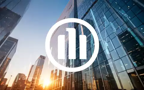 Moderne Glasfassade eines Bürogebäudes im goldenen Sonnenlicht als Symbol für finanzielle Stabilität und Wachstum. - Foto: über boerse-global.de