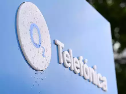 Das Logo von O2 an seinem Düsseldorfer Standort.  - Foto: Wolf von Dewitz/dpa