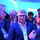 Ein neuer Chef soll es richten: Santiago Argelich Hesse (Mitte) neben Bundesdigitalminister Karsten Wildberger (CDU, links) beim Rundgang über den Telefónica-Messestand bei der Digitalmesse MWC in Barcelona im März. - Bild: Wolf von Dewitz/dpa