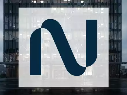 Abstrakte, stimmungsvolle Aufnahme eines modernen Bürogebäudes in kühlem Licht als Symbol für Marktunsicherheit. - Foto: über boerse-global.de
