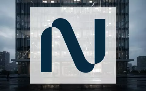 Abstrakte, stimmungsvolle Aufnahme eines modernen Bürogebäudes in kühlem Licht als Symbol für Marktunsicherheit. - Foto: über boerse-global.de