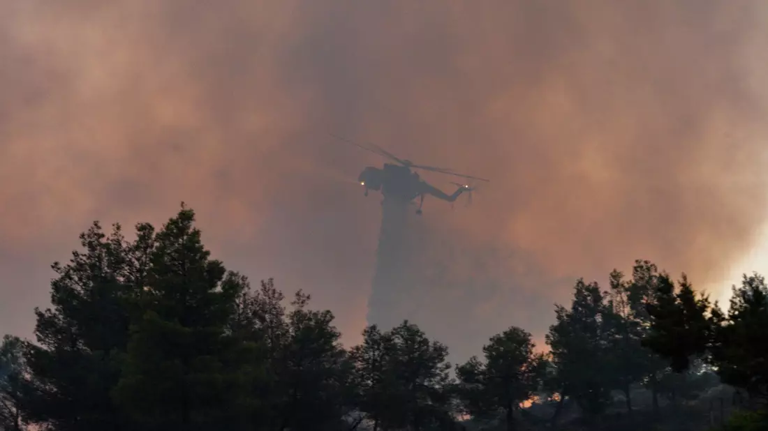 Die Löschflüge mussten bei Einbruch der Nacht ausgesetzt werden. (Archivbild) - Bild: Giorgos Arapekos/ZUMA Press Wire/dpa