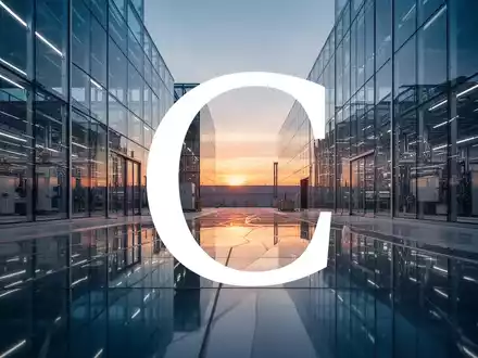 Abstrakte Darstellung einer modernen Glasfertigung bei Sonnenuntergang mit Fokus auf Lichtreflexionen und Architektur. - Foto: über boerse-global.de