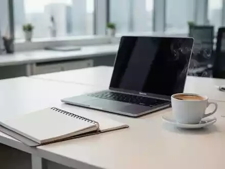 Ein aufgeräumter, moderner Schreibtisch mit Laptop und Notizbuch in einer hellen Büroumgebung. - Foto: über boerse-global.de