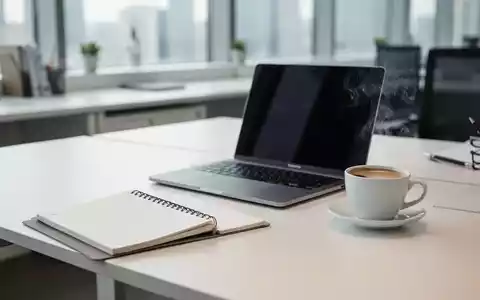 Ein aufgeräumter, moderner Schreibtisch mit Laptop und Notizbuch in einer hellen Büroumgebung. - Foto: über boerse-global.de