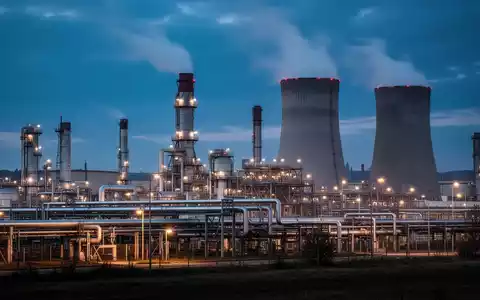 Nächtliche Außenansicht des BASF-Werksgeländes in Ludwigshafen mit beleuchteten Industrieanlagen und Rohrleitungen. - Foto: über boerse-global.de