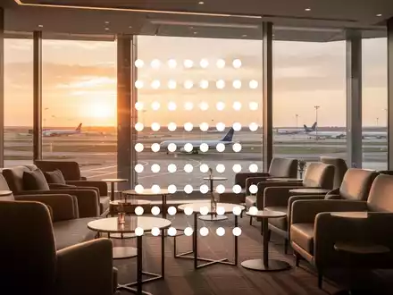 Abstrakte Darstellung der Reisebranche mit einem modernen Flughafen-Lounge-Ambiente bei Sonnenuntergang. - Foto: über boerse-global.de