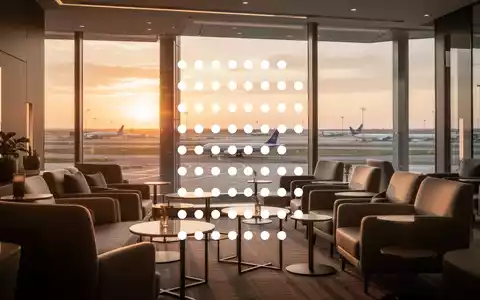 Abstrakte Darstellung der Reisebranche mit einem modernen Flughafen-Lounge-Ambiente bei Sonnenuntergang. - Foto: über boerse-global.de