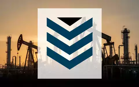 Abstrakte Darstellung einer modernen Erdölraffinerie bei Sonnenuntergang als Symbol für den Energiesektor. - Foto: über boerse-global.de