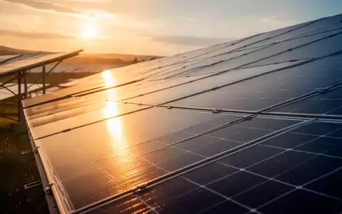Moderne Solarpark-Anlage bei Sonnenuntergang als Symbol für die Energiebranche - Foto: über boerse-global.de